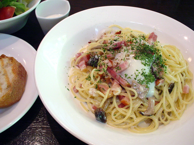 本日のパスタランチ_ベーコン・きのこ・温泉卵のクリームパスタ